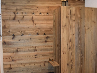 Garderobe in Altholz mit Sitzbank.JPG